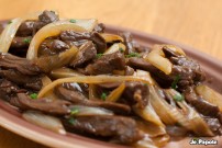 Un de mes plats chinois préféré est le boeuf aux oignons. Ce plat est simple à réaliser et ne requiert pas une multitude de produits. A l’occasion du nouvel an...