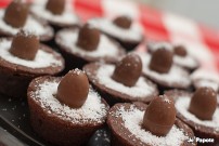 Pâques arrive à grand pas, c’est l’occasion pour Je Papote de vous proposer une recette créative spéciale “Paques”.A la base, un simple fondant au chocolat (qui a fait ses preuves...