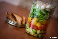 Une jolie salade en guise de lunch box pour votre prochain déjeuner au bureau, c’est ce que je vous propose aujourd’hui pour fêter le retour du soleil ! Plus qu’une recette, voici...