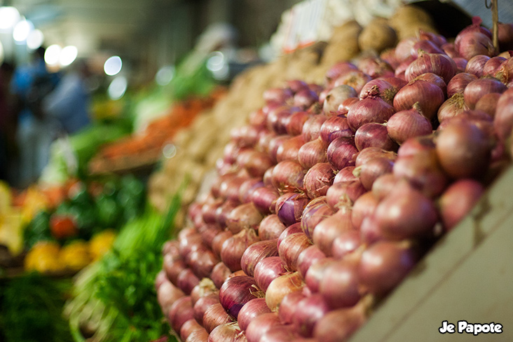 stand d'oignons au marché de Port Louis