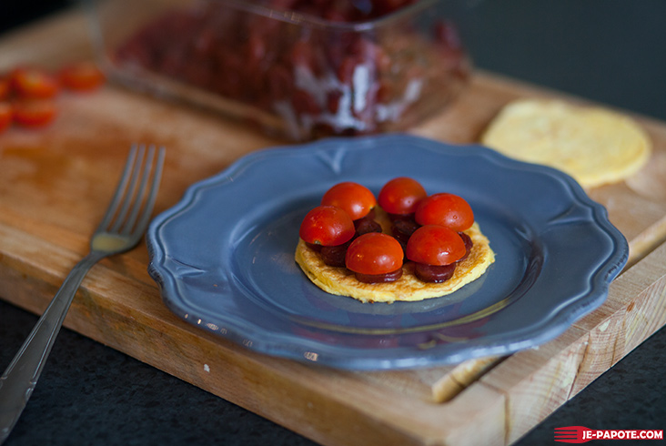 pancake d'omelette avec tomates cerises