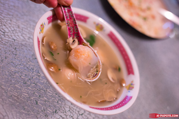 Soupe aux raviolis chinois