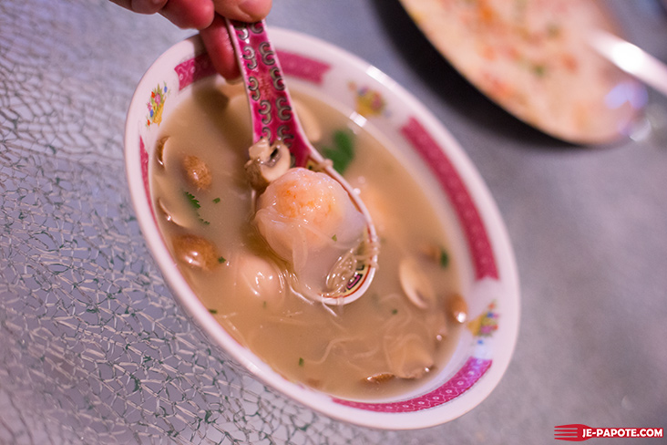 Soupe aux raviolis chinois