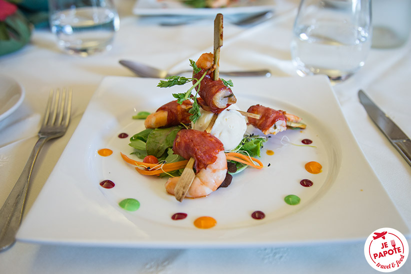 brochettes de gambas et chorizo avec sa boule de glace à l'ail