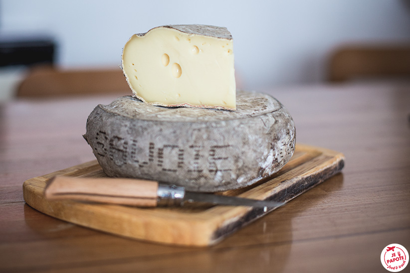 Tomme de Savoie découpée et Opinel