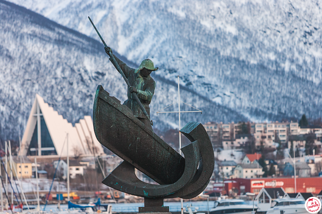 Le pêcheur, statue symbolique de Tromso, sur la rue principale, Storgata