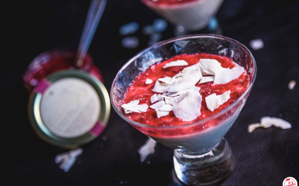 Panna cotta à la noix de coco avec sa confiture de pétales de rose