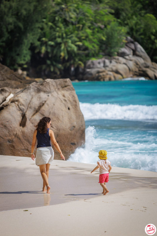 seychelles plage maman enfant 3 ans