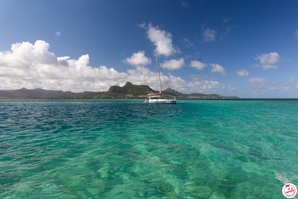 ile aux cerfs en catamaran